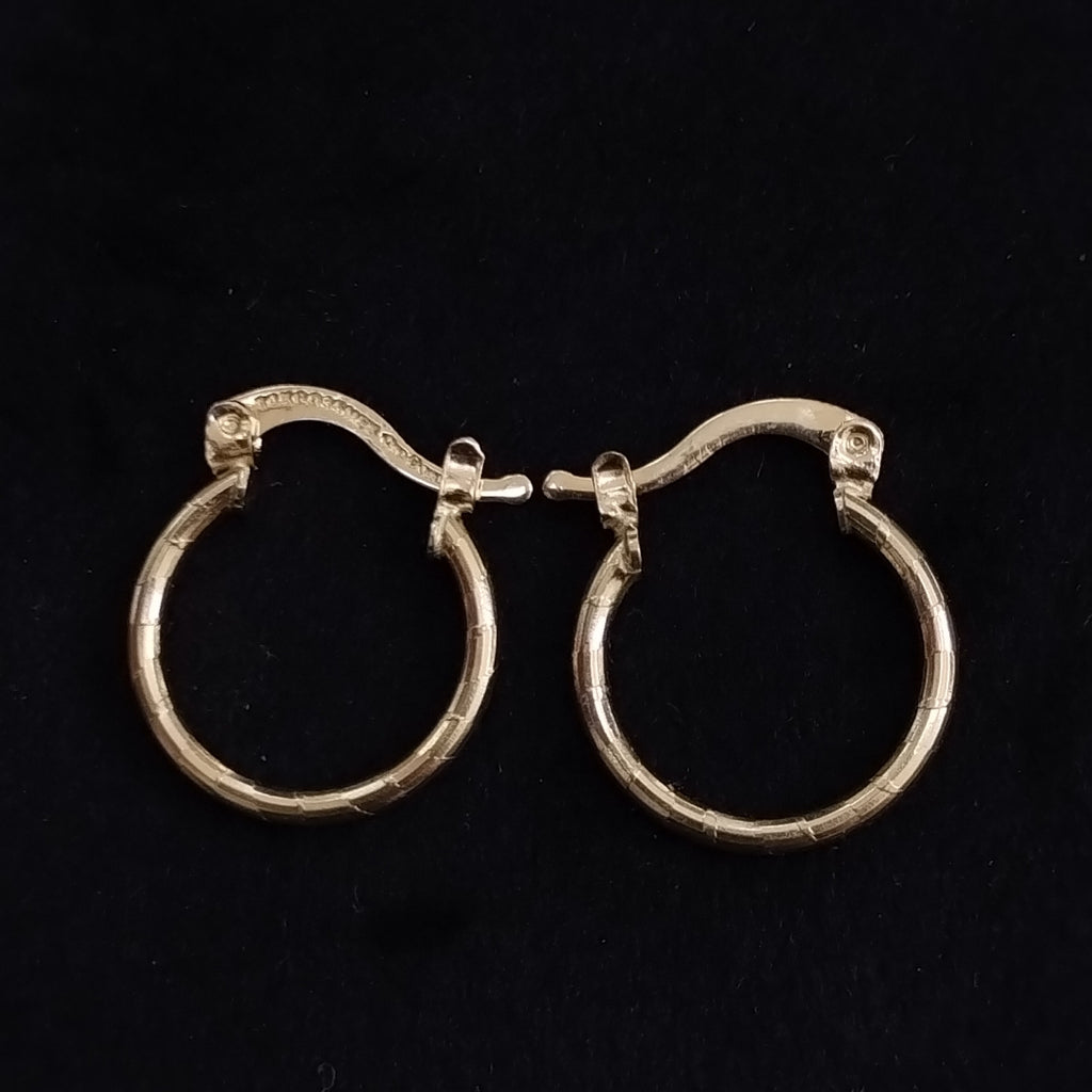 ARETES ARRACADAS ESTRIADAS 14K 1.4 GR (NUEVO)
