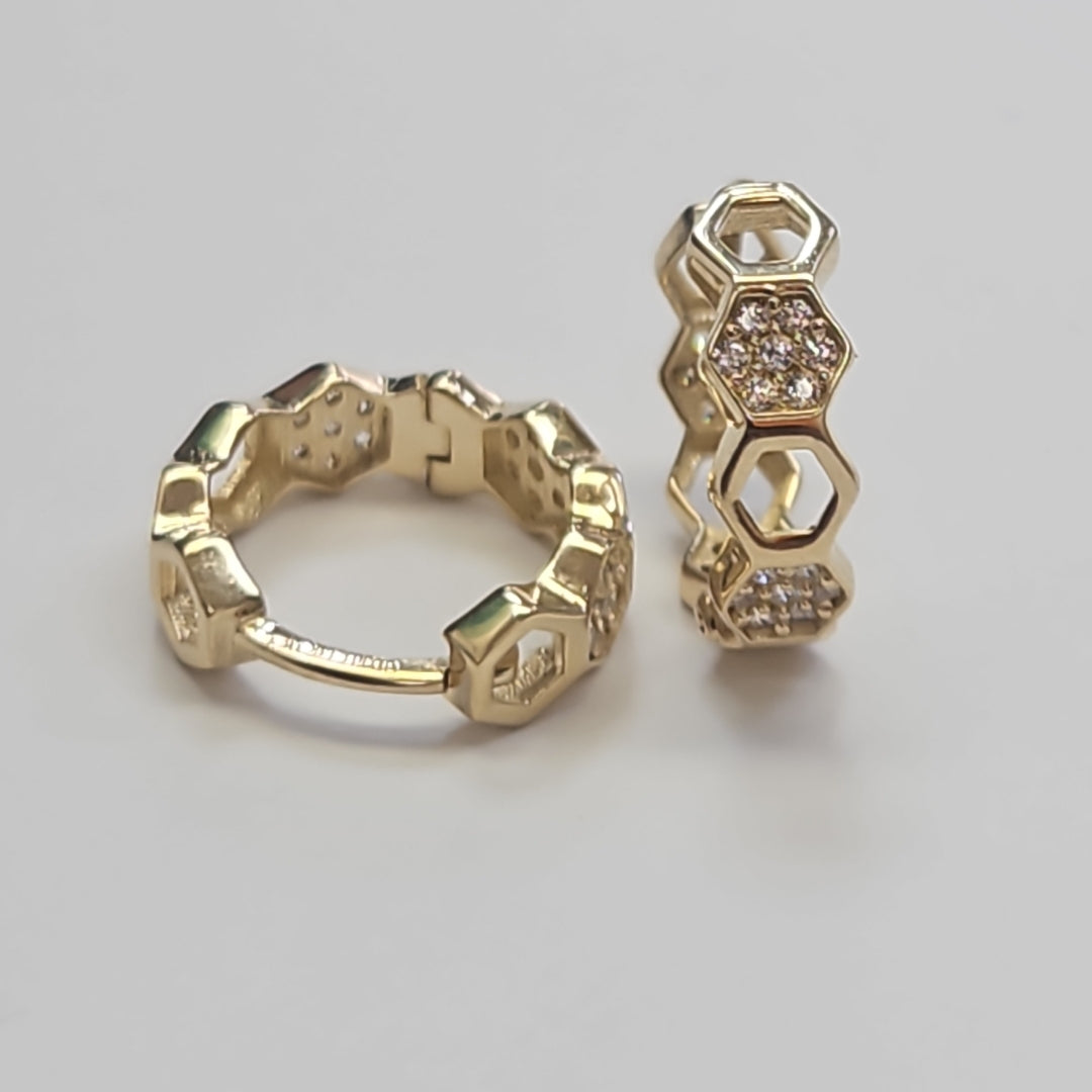 ARETES HUGGIES HEXAGONALES C CIRCONIAS 14K 2.5 GR (NUEVO)
