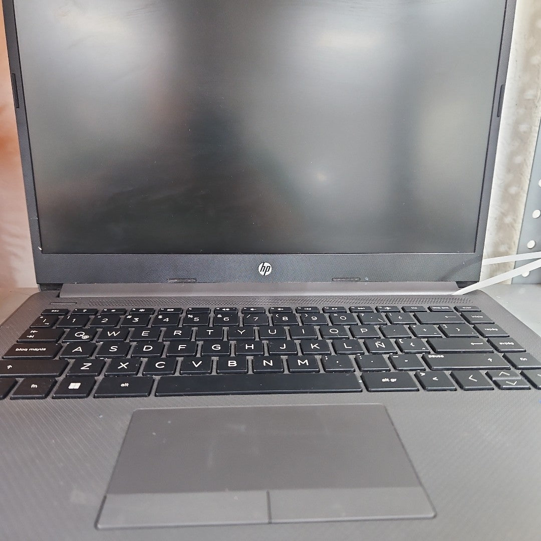 LAPTOP HP 240 G8 (2023) 512 GB SSD 8 GB RAM (SEMINUEVO)