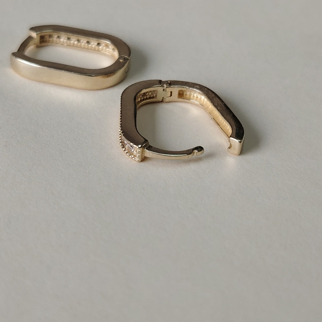 ARETES HUGGIES OVALADA C CIRCONIAS 14K 2.4 GR (NUEVO)
