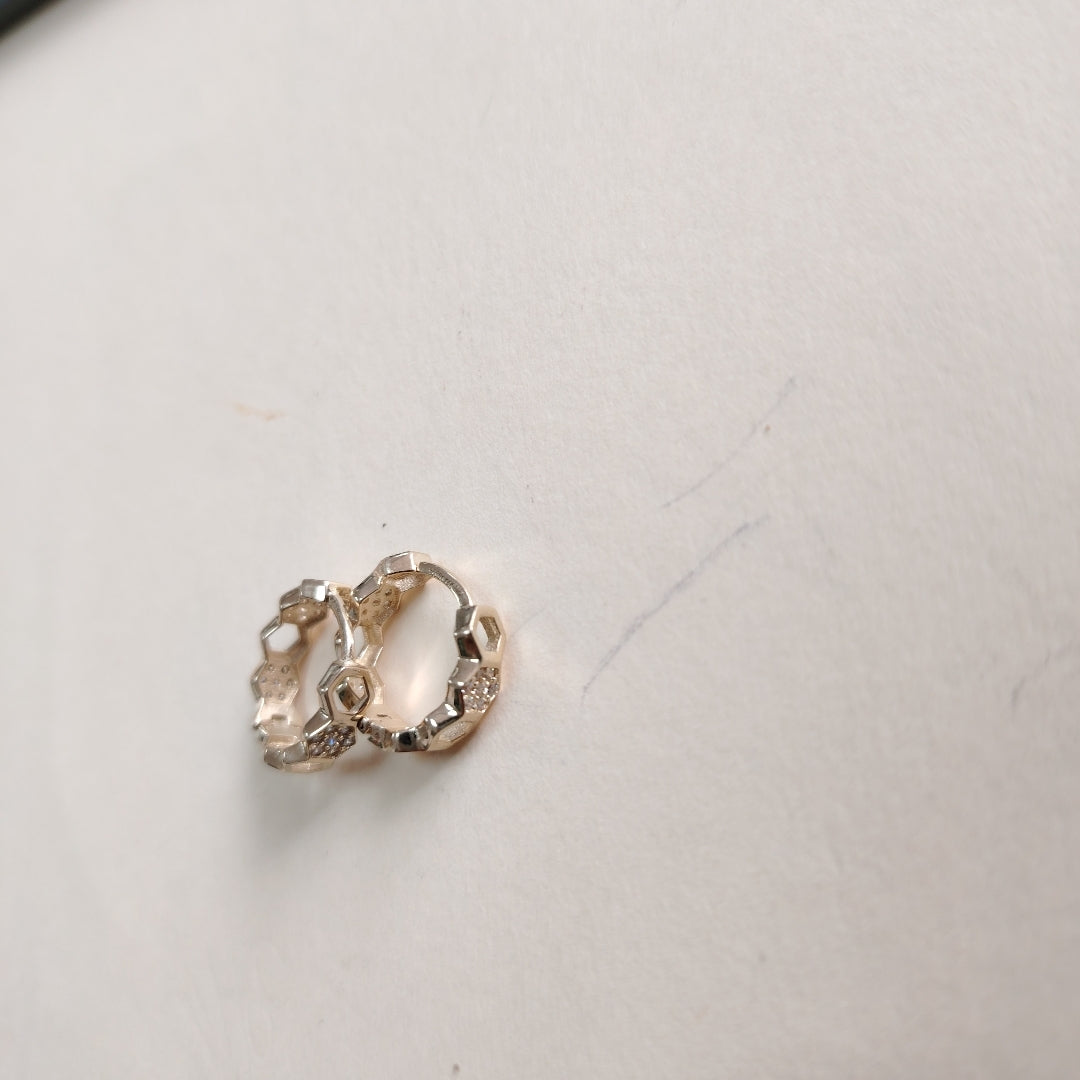 ARETES HUGGIES HEXAGONALES C CIRCONIAS 14K 2.5 GR (NUEVO)
