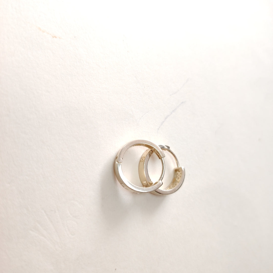 ARETES TEJIDO HUGGIES CON CIRCONIAS 14K 3 GR (NUEVO)
