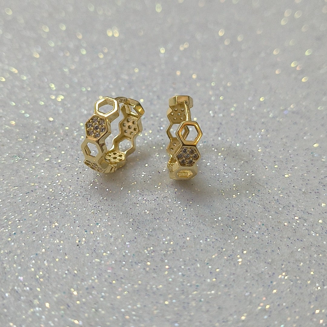 ARETES HUGGIES HEXAGONALES C CIRCONIAS 14K 2.7 GR (NUEVO)