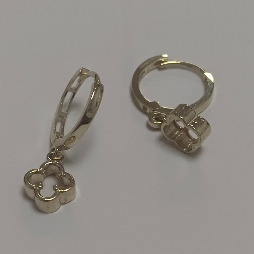 ARETES ARRACADAS CON DIJE 14K 2.4 GR (NUEVO)