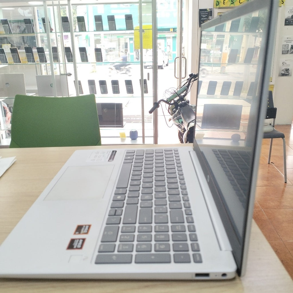 LAPTOP HP OMNIBOOK 3 NGAI 15-FN0051LA (2025) 512 GB SSD 16 GB RAM (SEMINUEVO)