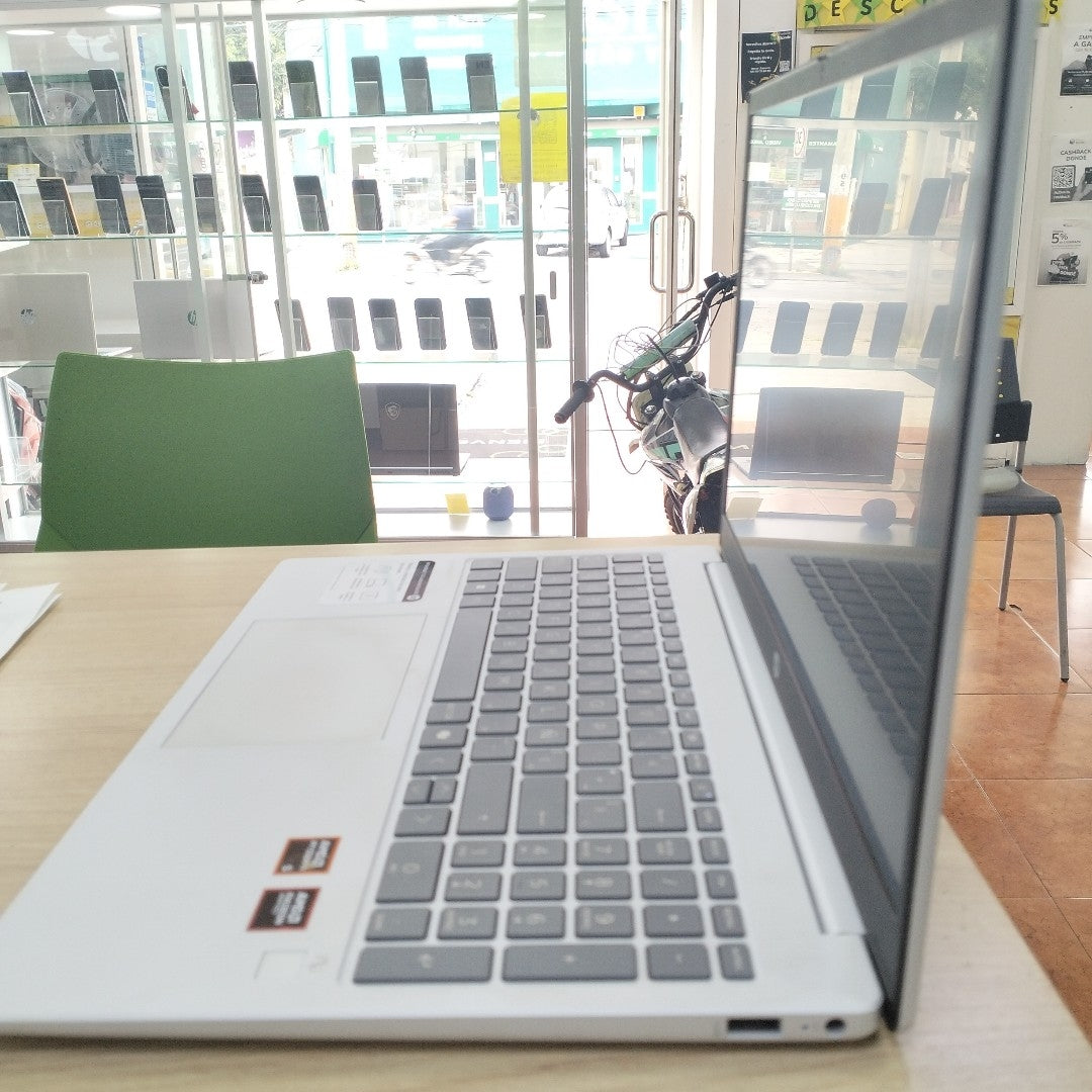 LAPTOP HP OMNIBOOK 3 NGAI 15-FN0051LA (2025) 512 GB SSD 16 GB RAM (SEMINUEVO)