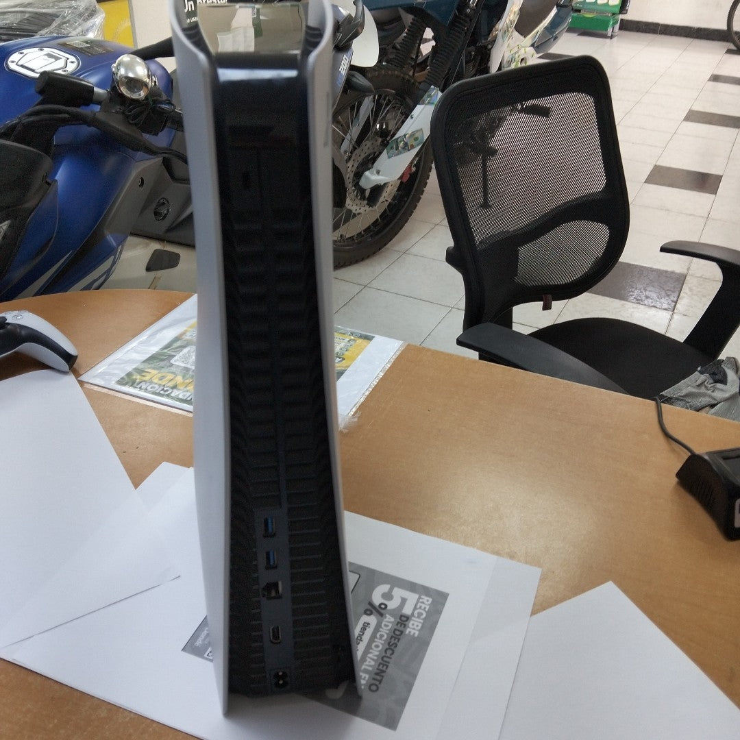 CONSOLA DE VIDEOJUEGO SONY PS5 825 SSD (SEMINUEVO)