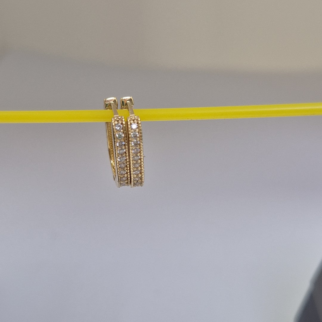 ARETES HUGGIES OVALADA C CIRCONIAS 14K 2.3 GR (NUEVO)