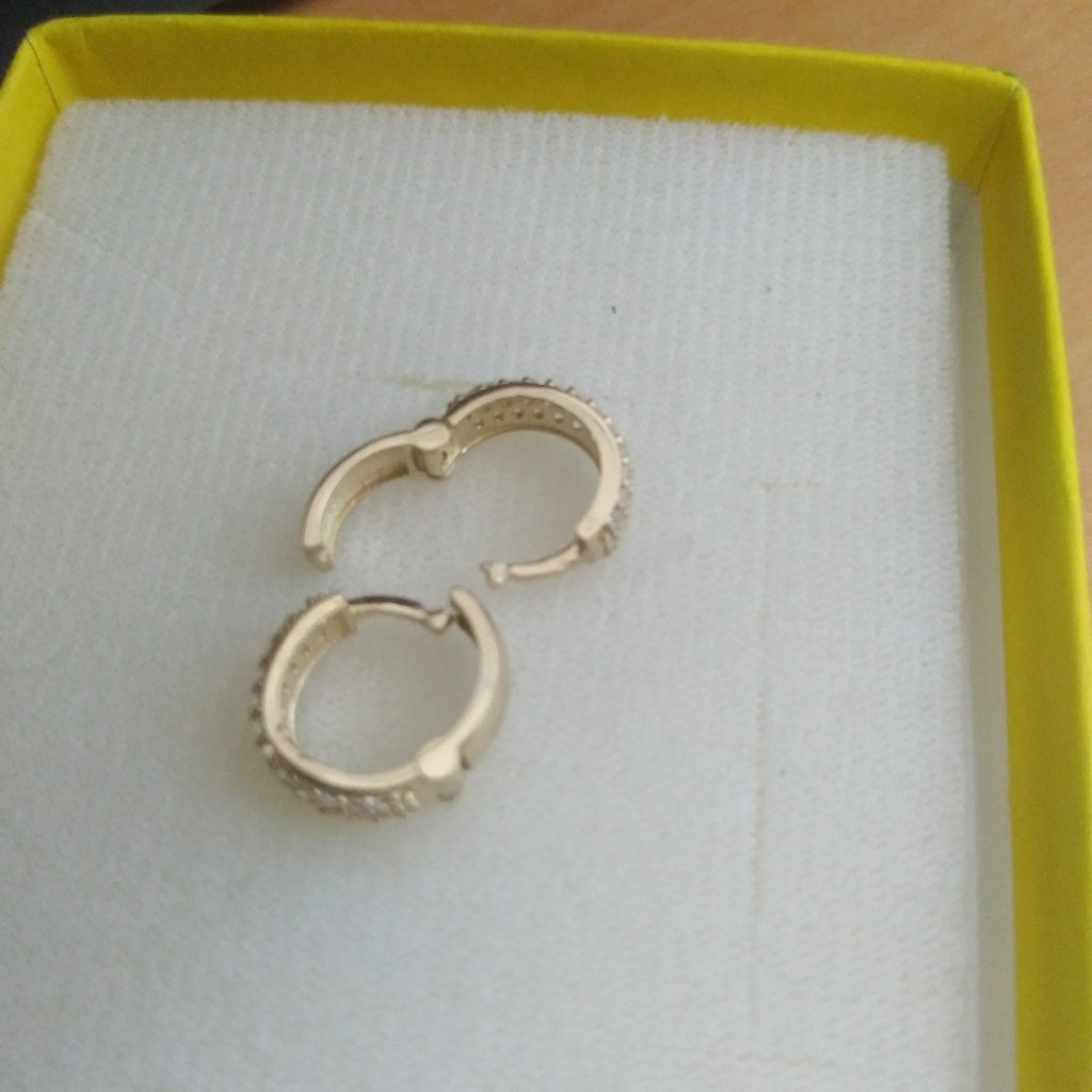 ARETES HUGGIE CON CIRCONIAS 14K 2 GR (NUEVO)