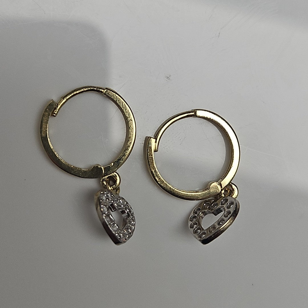 ARETES HUGGIES CON DIJE CORAZON Y CIRCONIAS 14K 2.2 GR (NUEVO)