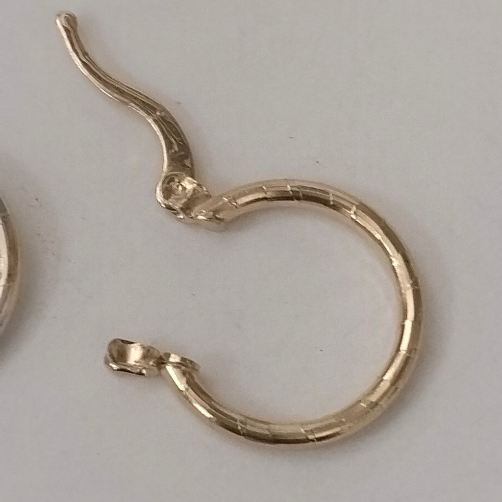 ARETES ARRACADAS ESTRIADAS 14K 1.4 GR (NUEVO)