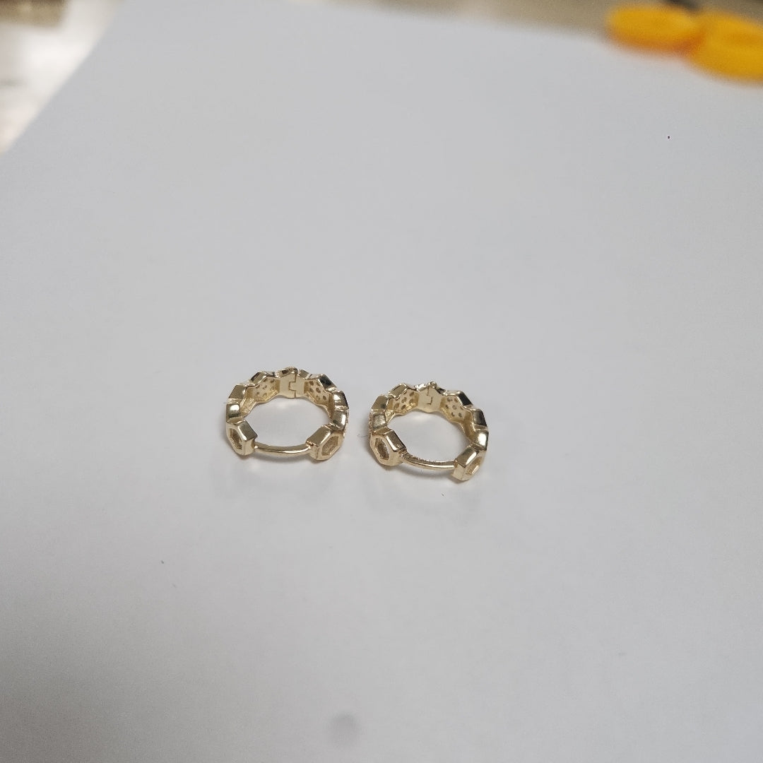 ARETES HUGGIES HEXAGONALES C CIRCONIAS 14K 2.5 GR (NUEVO)