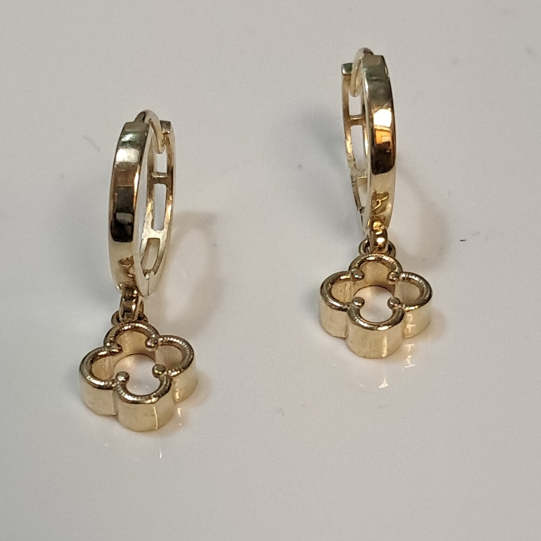 ARETES ARRACADAS CON DIJE 14K 2.4 GR (NUEVO)