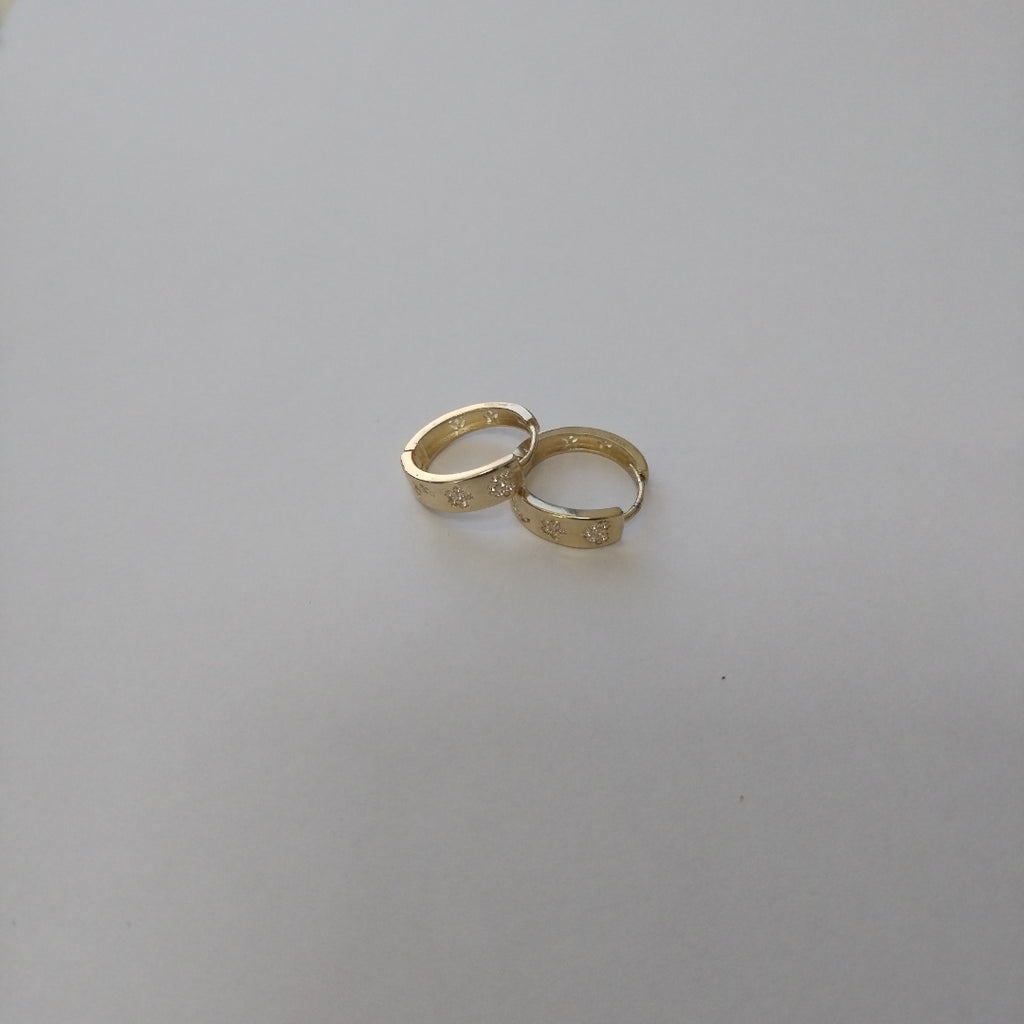 ARETES TEJIDO HUGGIES CON CIRCONIAS 14K 3 GR (NUEVO)