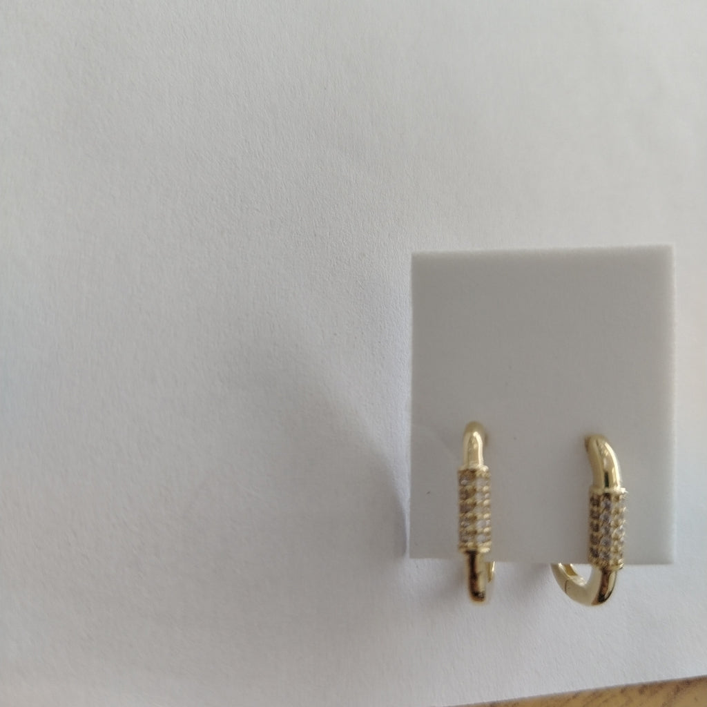 ARETES HUGGIES OVALADA C CIRCONIAS 14K 2.5 GR (NUEVO)
