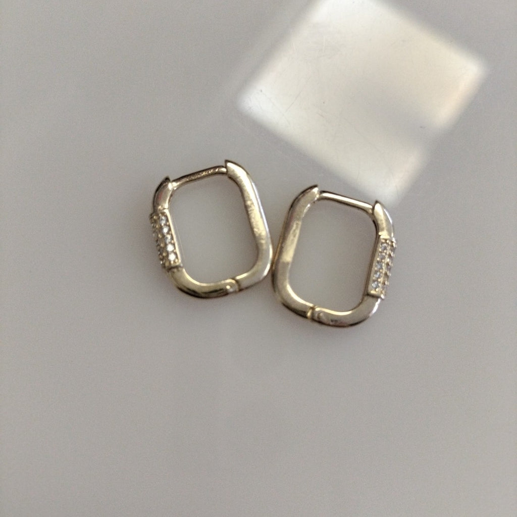 ARETES HUGGIES OVALADA C CIRCONIAS 14K 2.4 GR (NUEVO)