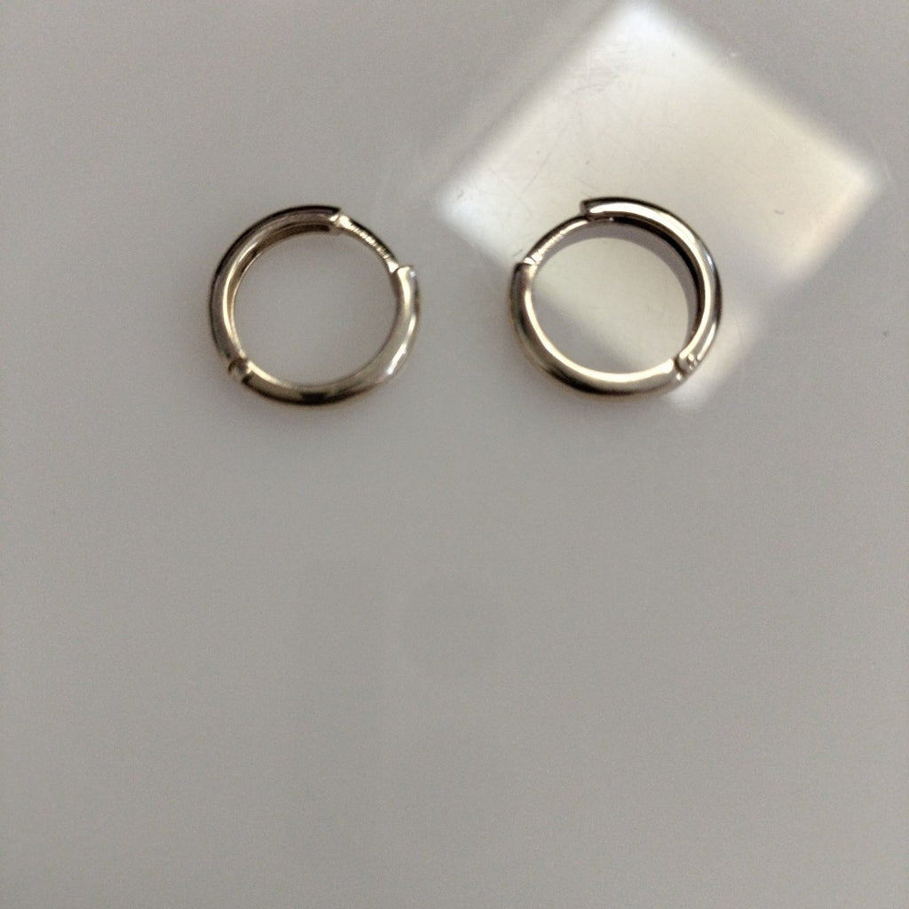 ARETES HUGGIES LISAS 14K 1.6 GR (NUEVO)