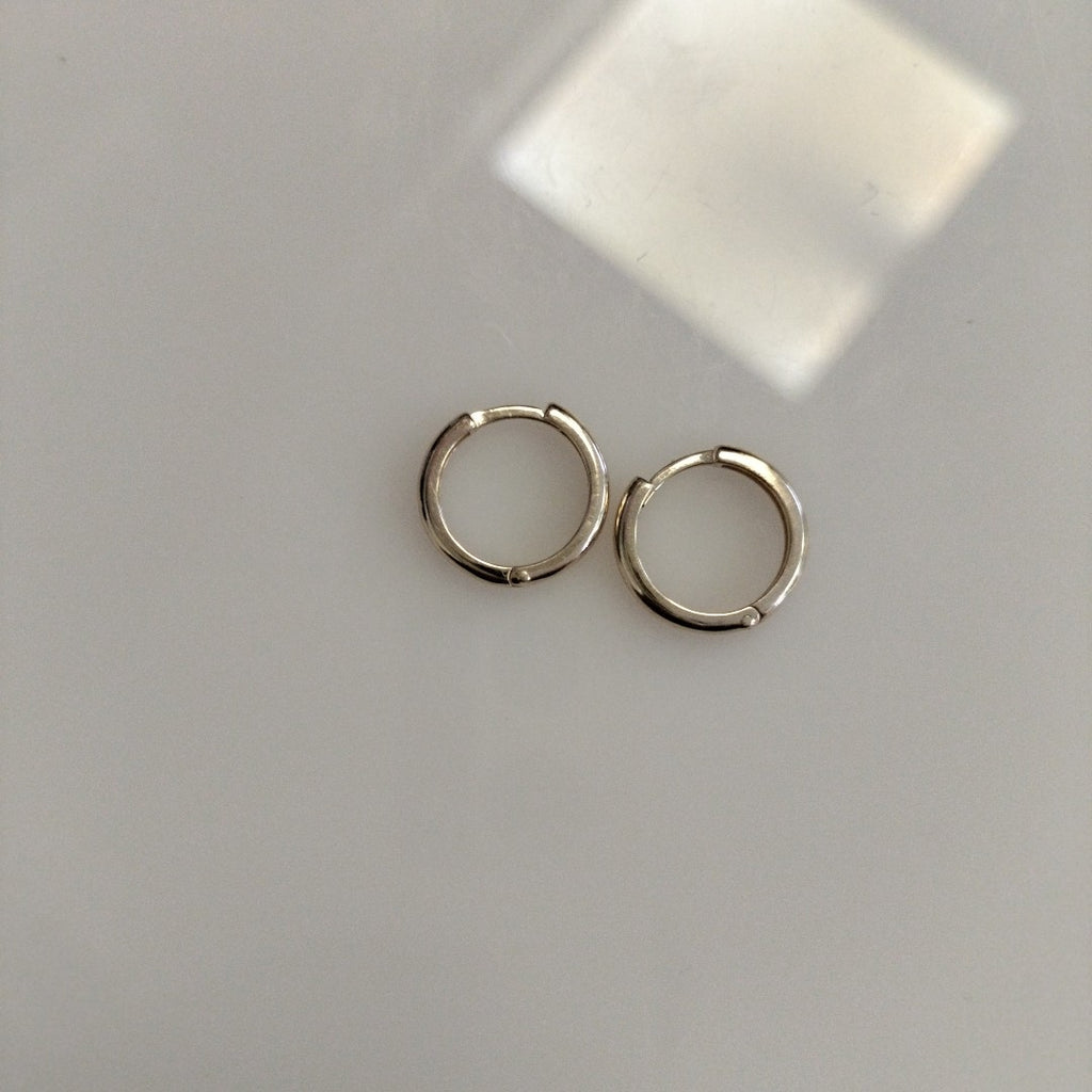 ARETES HUGGIES LISAS 14K 1.6 GR (NUEVO)