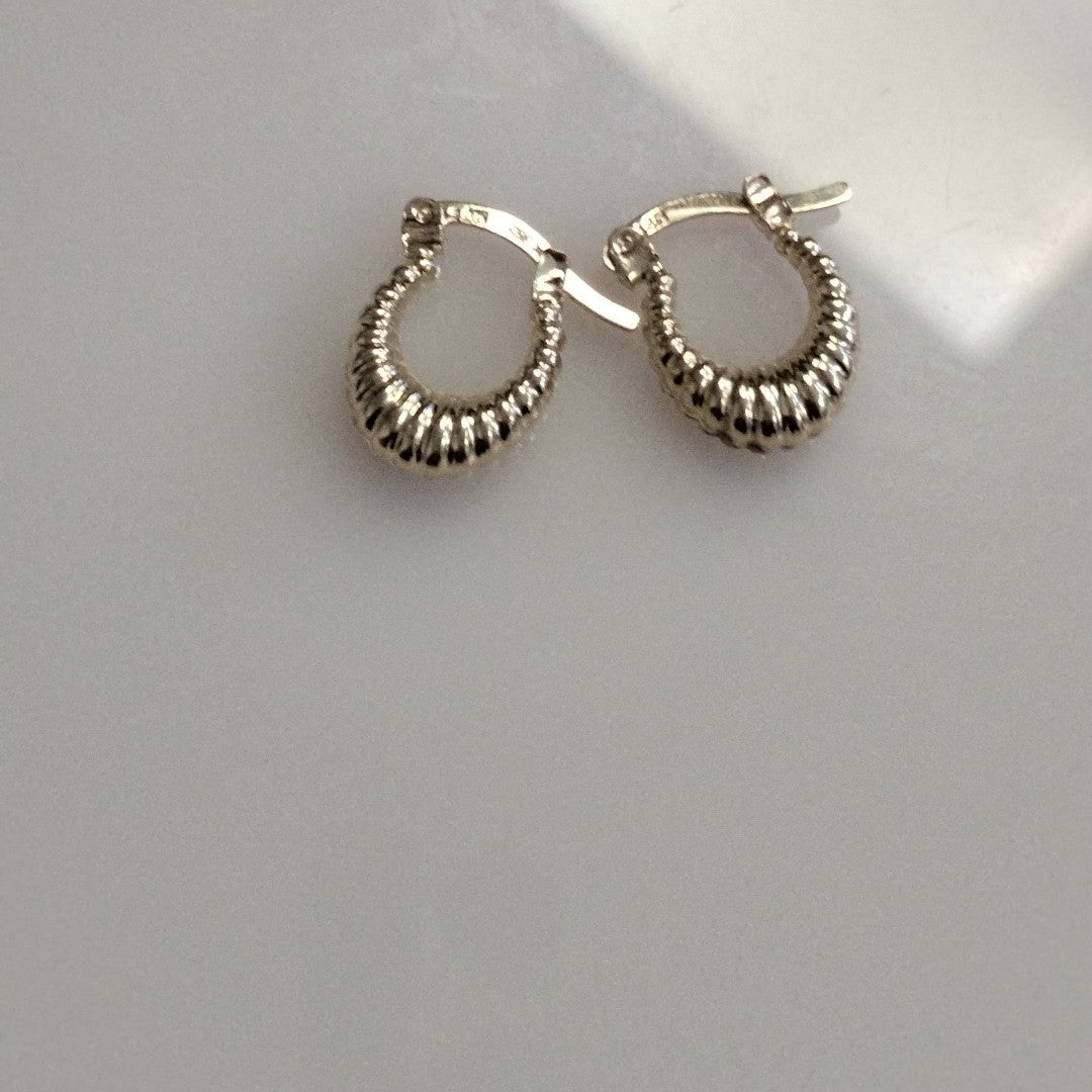 ARETES ARRACADA ESTRIADAS 14K 1.2 GR (NUEVO)