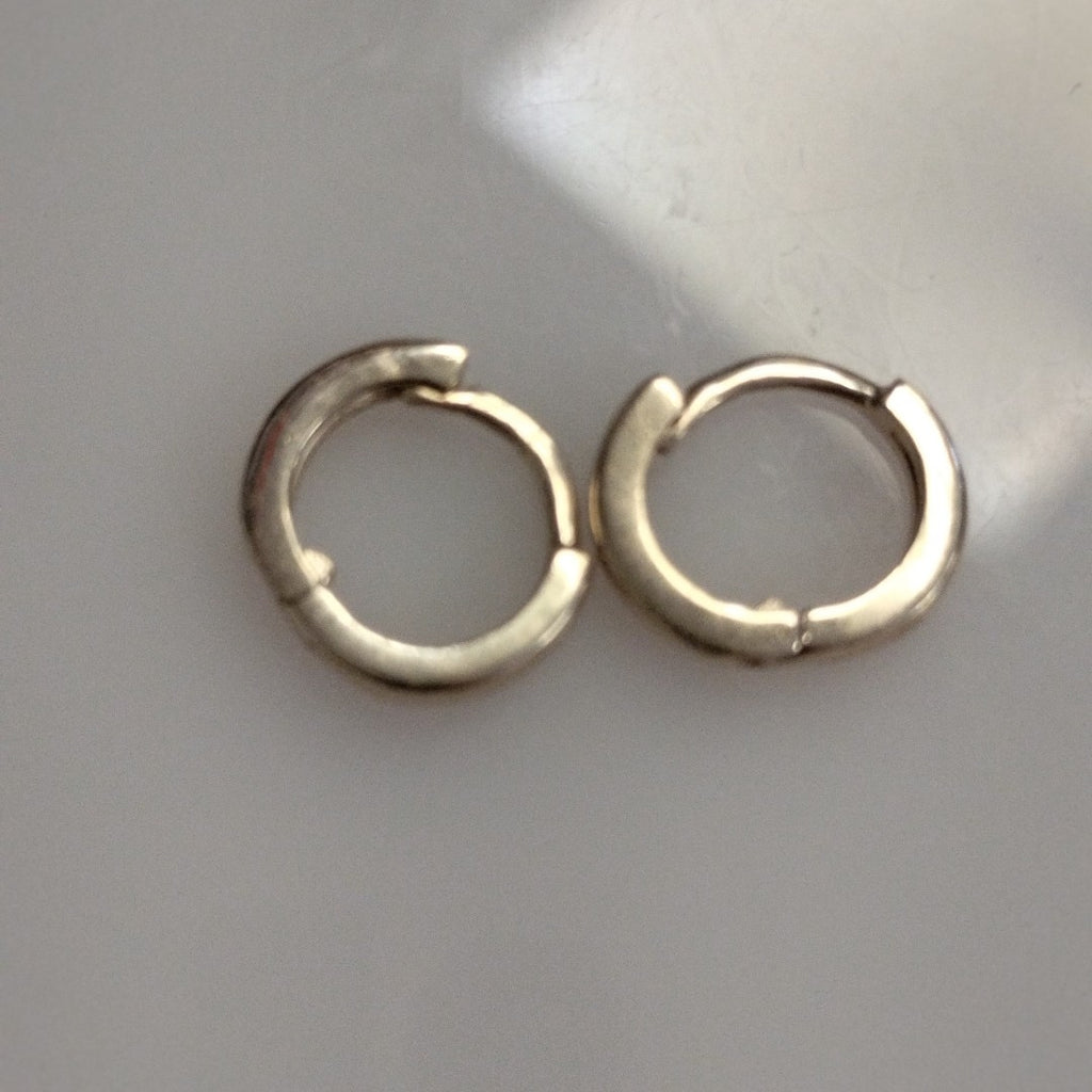 ARETES HUGGIE 14K 1.4 GR (NUEVO)