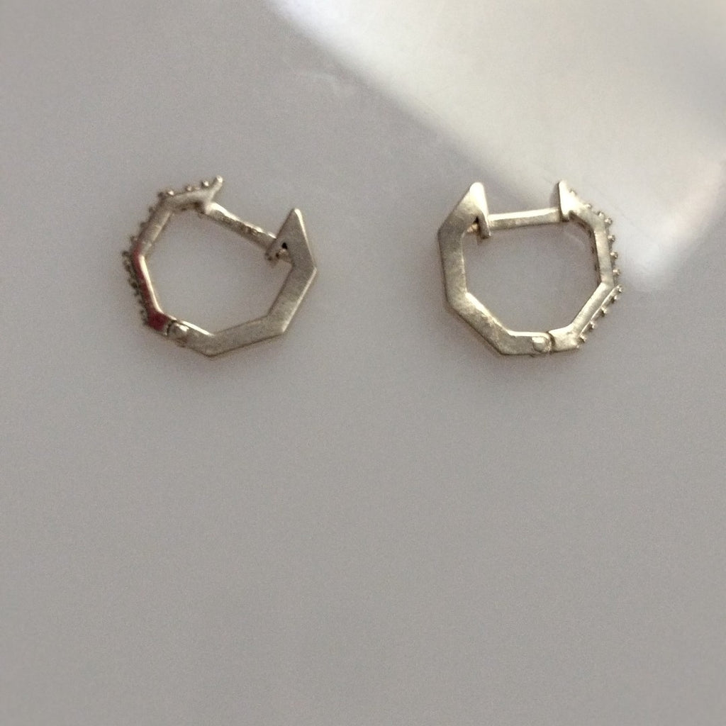ARETES HUGGIES C CIRCONIAS 14K 1.7 GR (NUEVO)