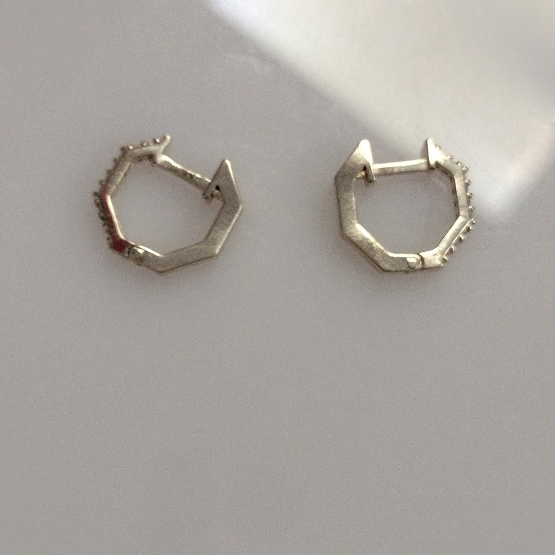 ARETES HUGGIES C CIRCONIAS 14K 1.7 GR (NUEVO)