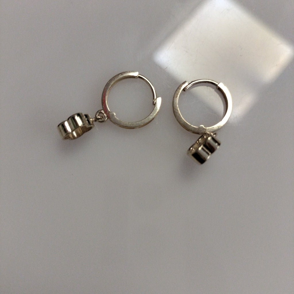 ARETES ARRACADAS CON DIJE 14K 2.4 GR (NUEVO)