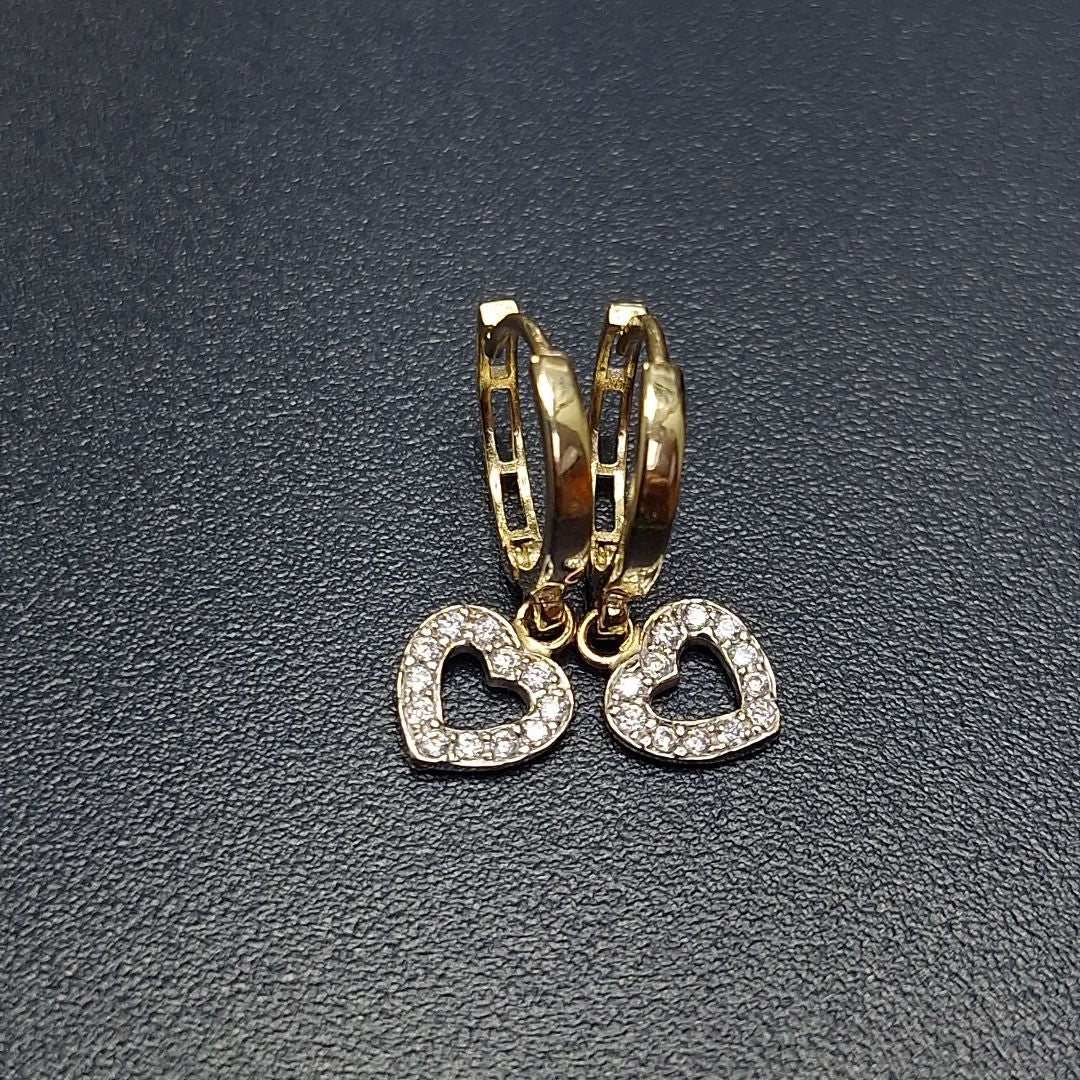 ARETES HUGGIES CON DIJE CORAZON Y CIRCONIAS 14K 2.2 GR (NUEVO)