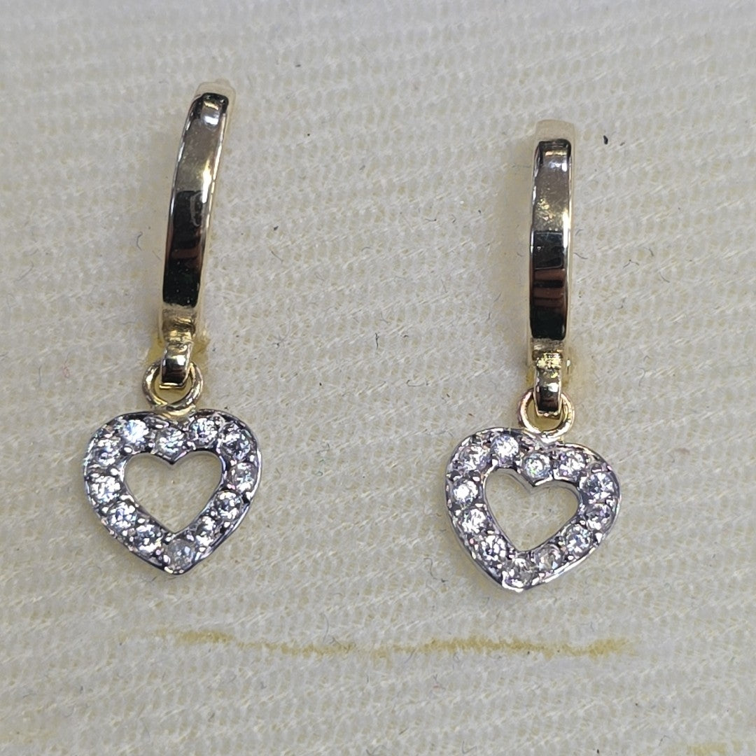 ARETES HUGGIES CON DIJE CORAZON Y CIRCONIAS 14K 2.2 GR (NUEVO)