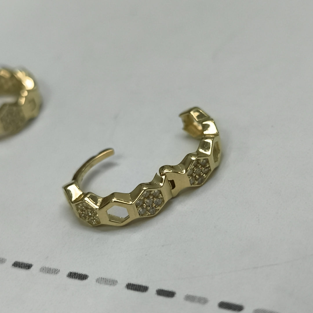ARETES HUGGIES HEXAGONALES C CIRCONIAS 14K 2.7 GR (NUEVO)