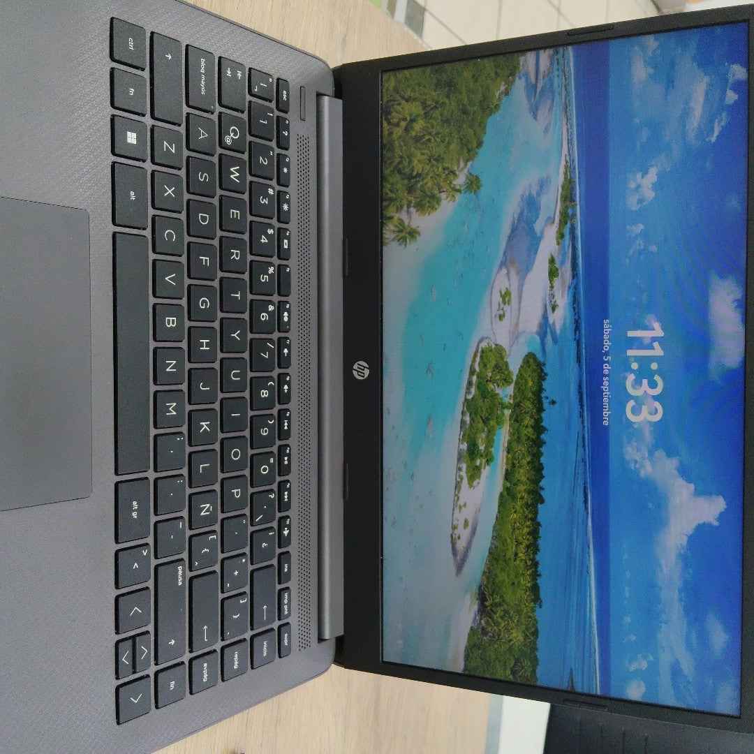 LAPTOP HP 245 G9 (2023) 512 GB SSD 8 GB RAM (SEMINUEVO)