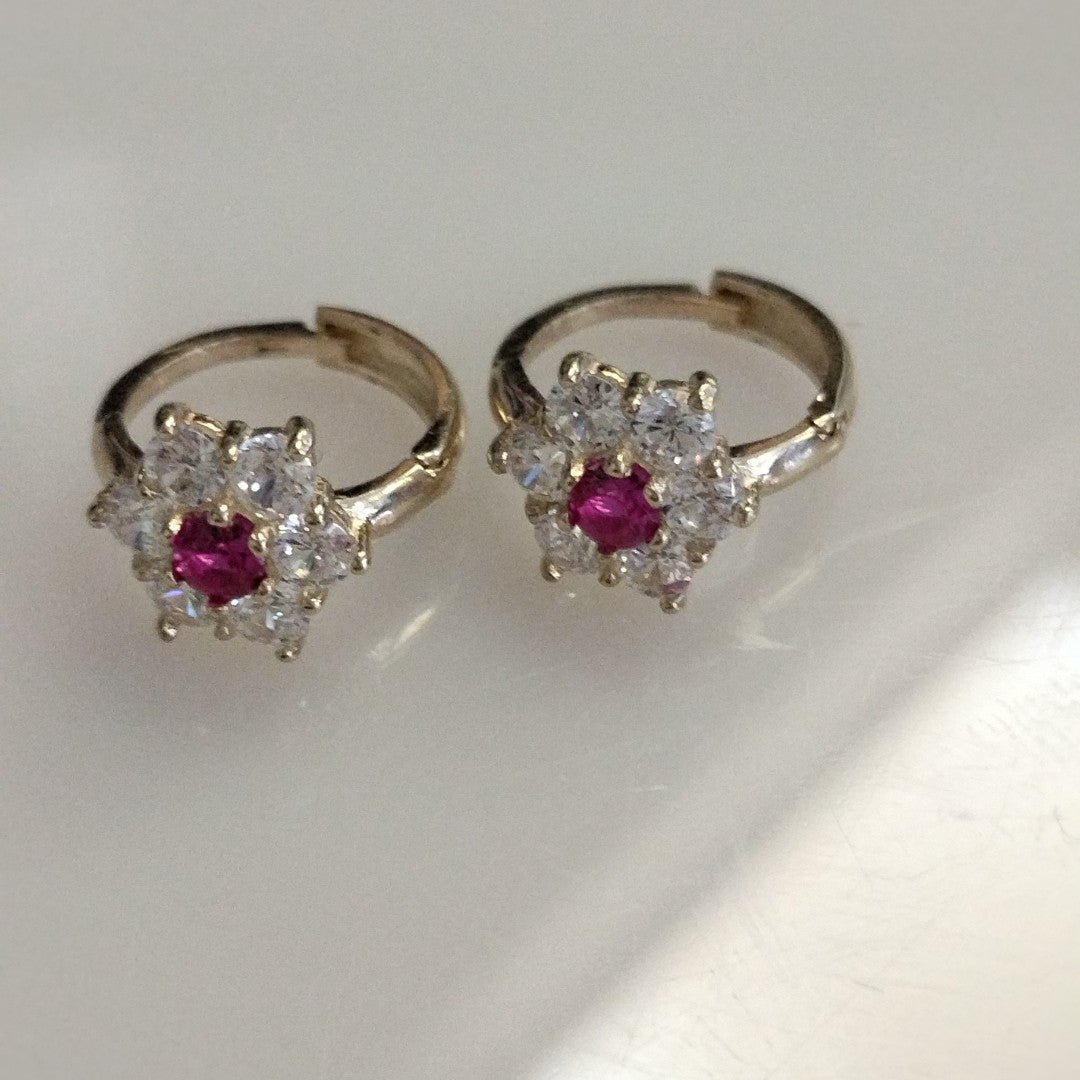 ARETES HUGGIES CON CIRCONIAS Y PIEDRA DE COLOR 14K 1.8 GR (NUEVO)
