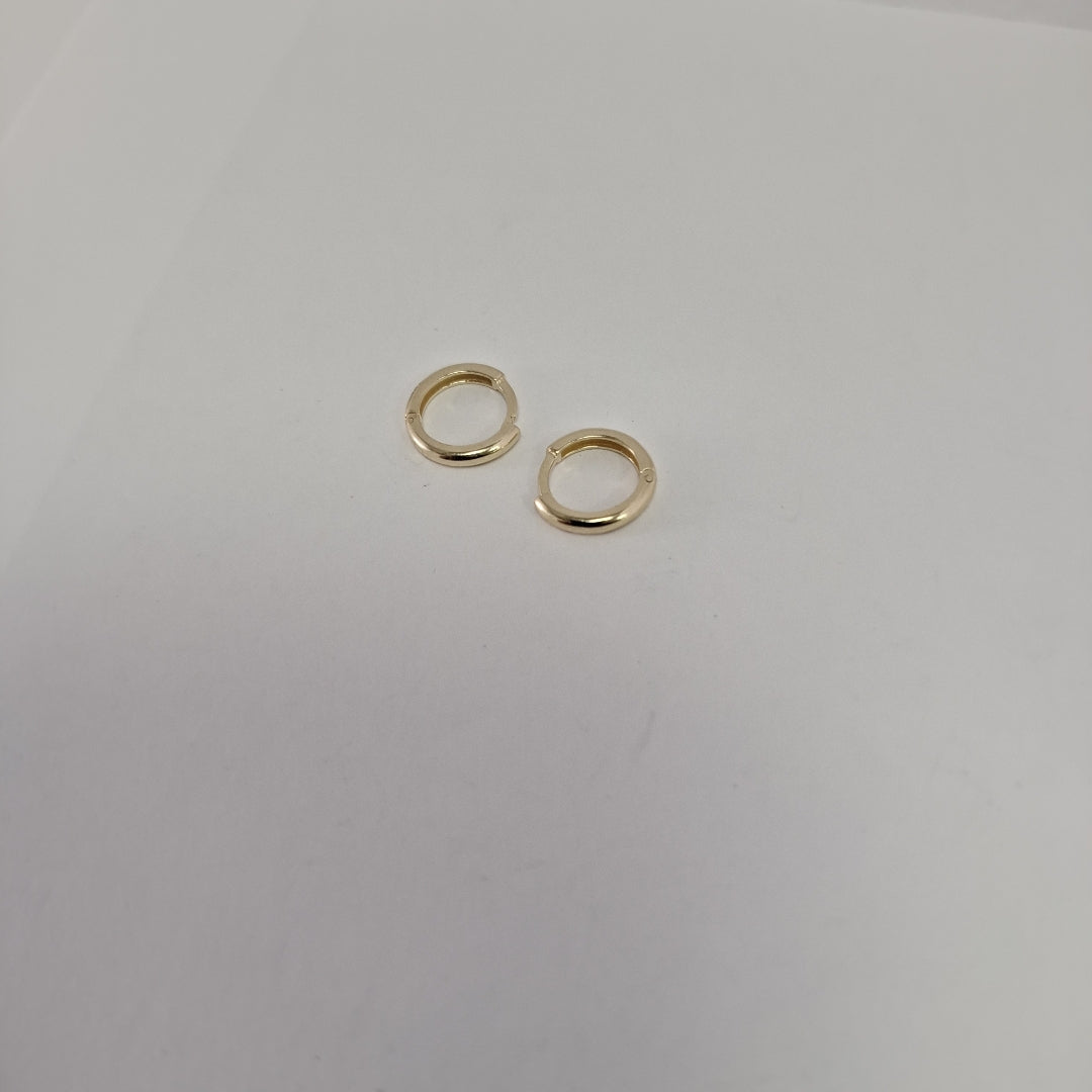 ARETES HUGGIES LISAS 14K 1.3 GR (NUEVO)