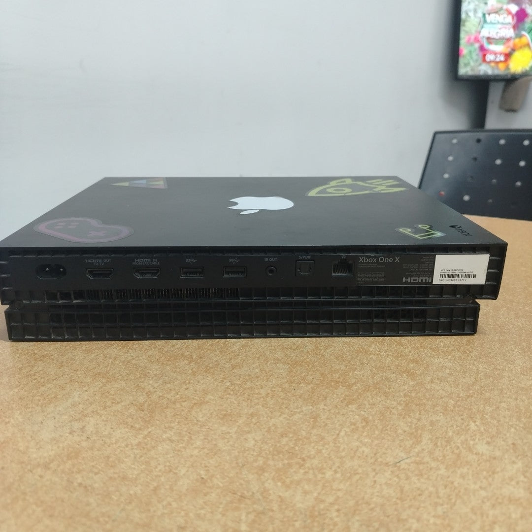 CONSOLA DE VIDEOJUEGO MICROSOFT XBOX ONE X 1 TB (SEMINUEVO)