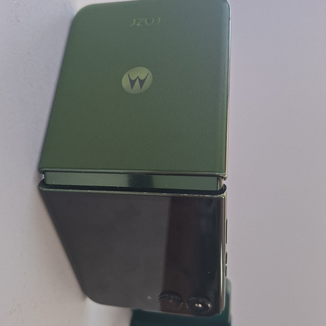CELULAR MOTOROLA RAZR 50 ULTRA XT2451-3 (2024) 512 GB 12 GB RAM (SEMINUEVO)