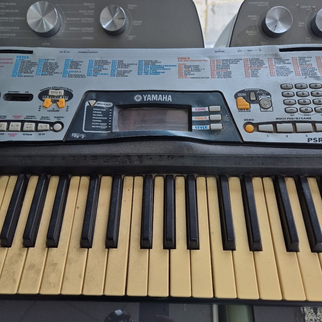 TECLADO YAMAHA PSR-175 61 TECLAS PANTALLA LCD (SEMINUEVO)