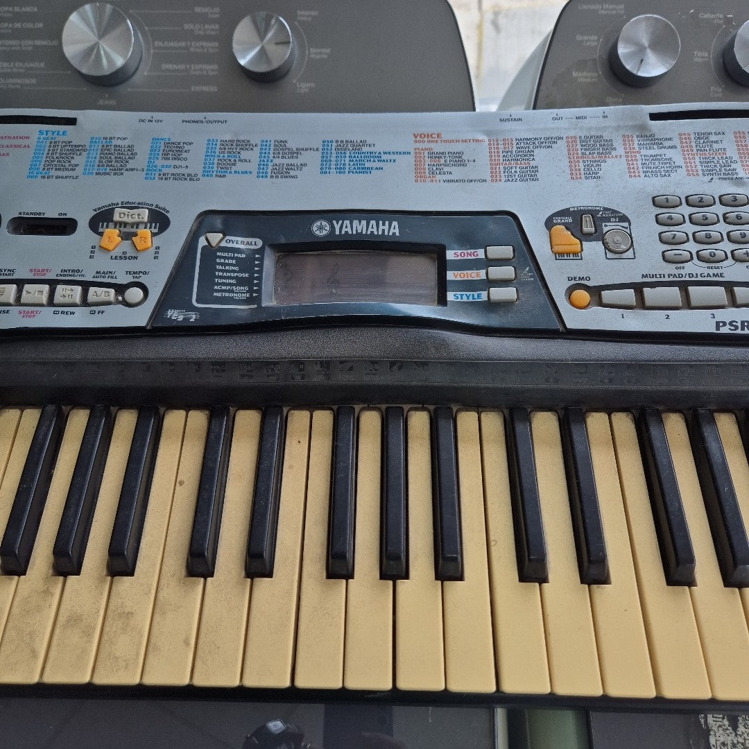TECLADO YAMAHA PSR-175 61 TECLAS PANTALLA LCD (SEMINUEVO)