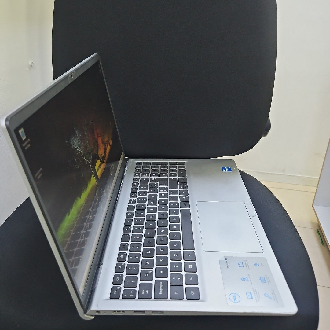 LAPTOP DELL INSPIRON 15 3520 (2023) 256 GB SSD 8 GB RAM (SEMINUEVO)