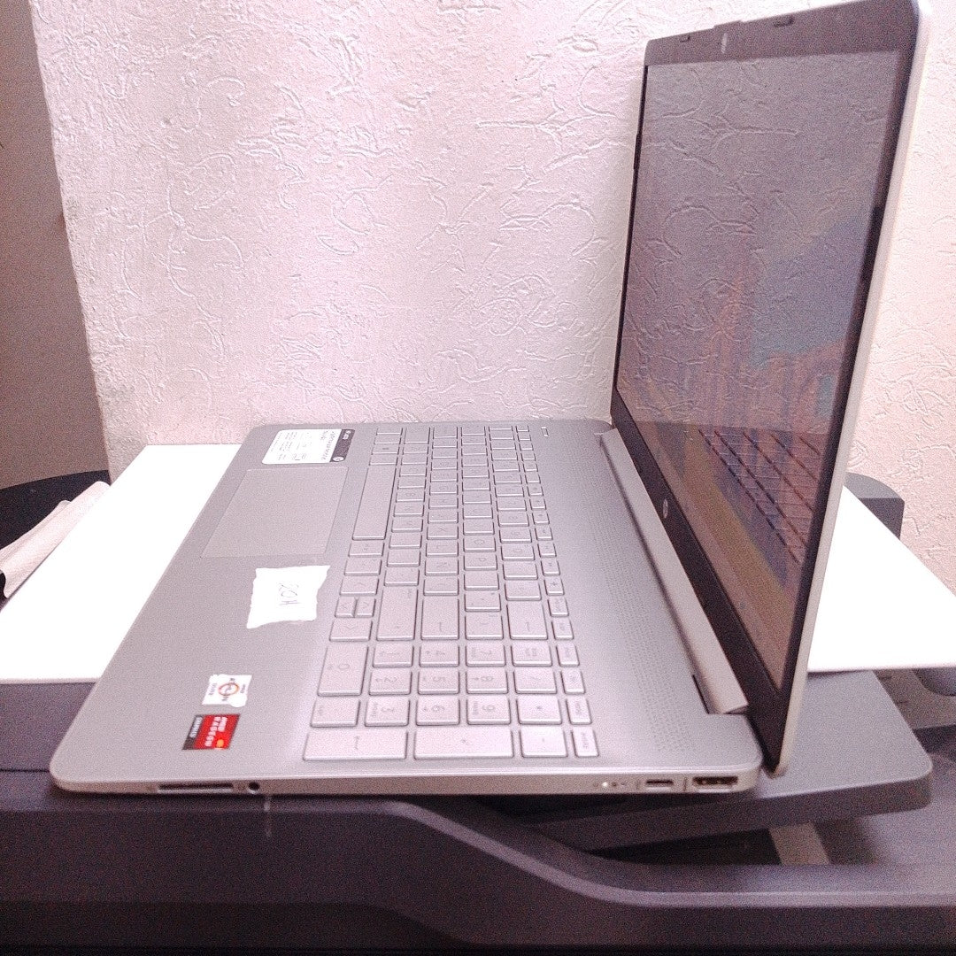 LAPTOP HP 15-EF1501LA (2023) 256 GB SSD 8 GB RAM (SEMINUEVO)