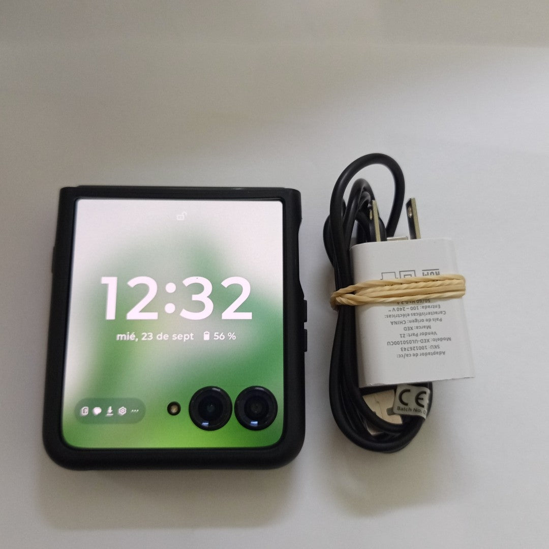 CELULAR MOTOROLA RAZR 50 ULTRA XT2451-3 (2024) 512 GB 12 GB RAM (SEMINUEVO)