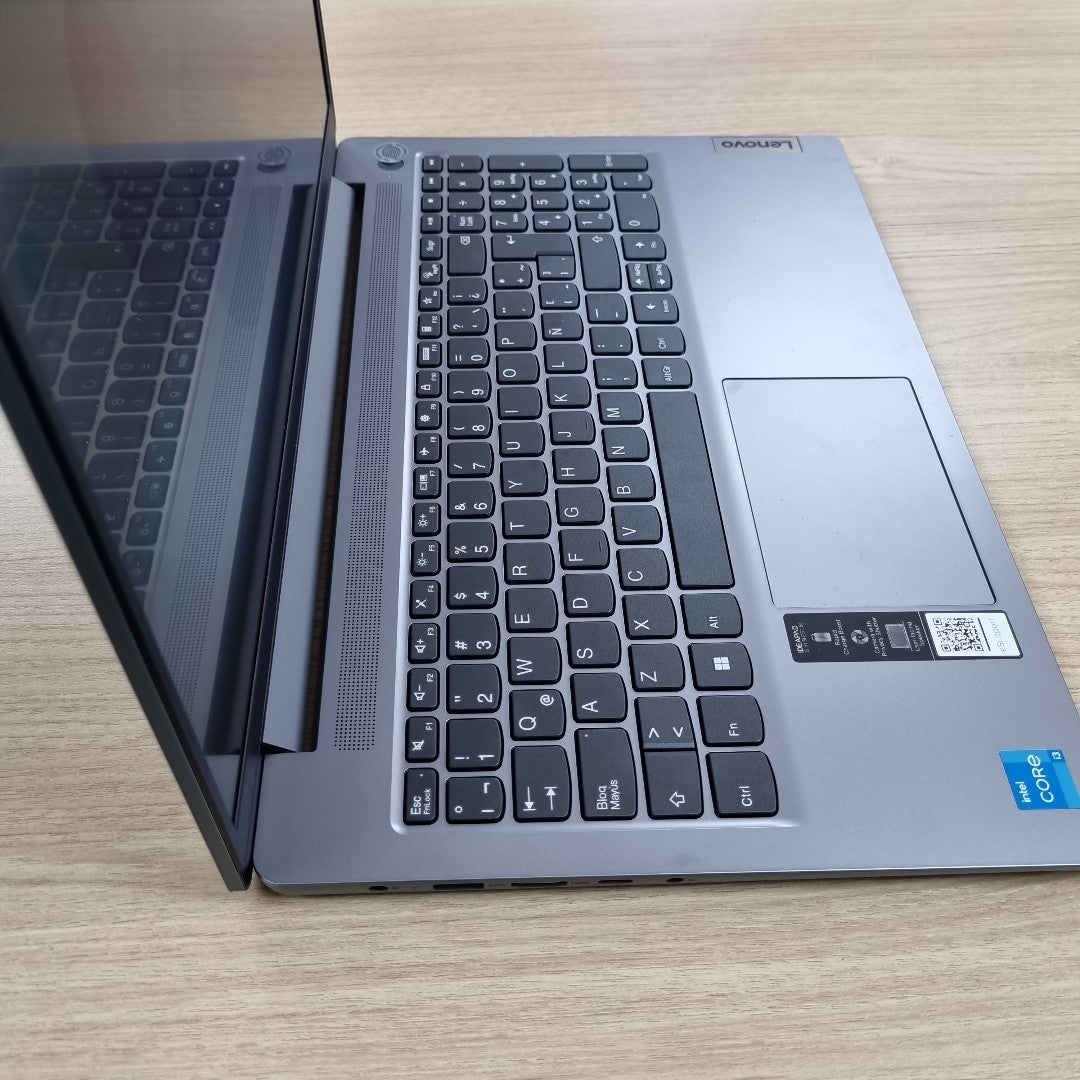 LAPTOP LENOVO IDEAPAD SLIM 3 15IRU8 (2025) 512 GB SSD 8 GB RAM (SEMINUEVO)