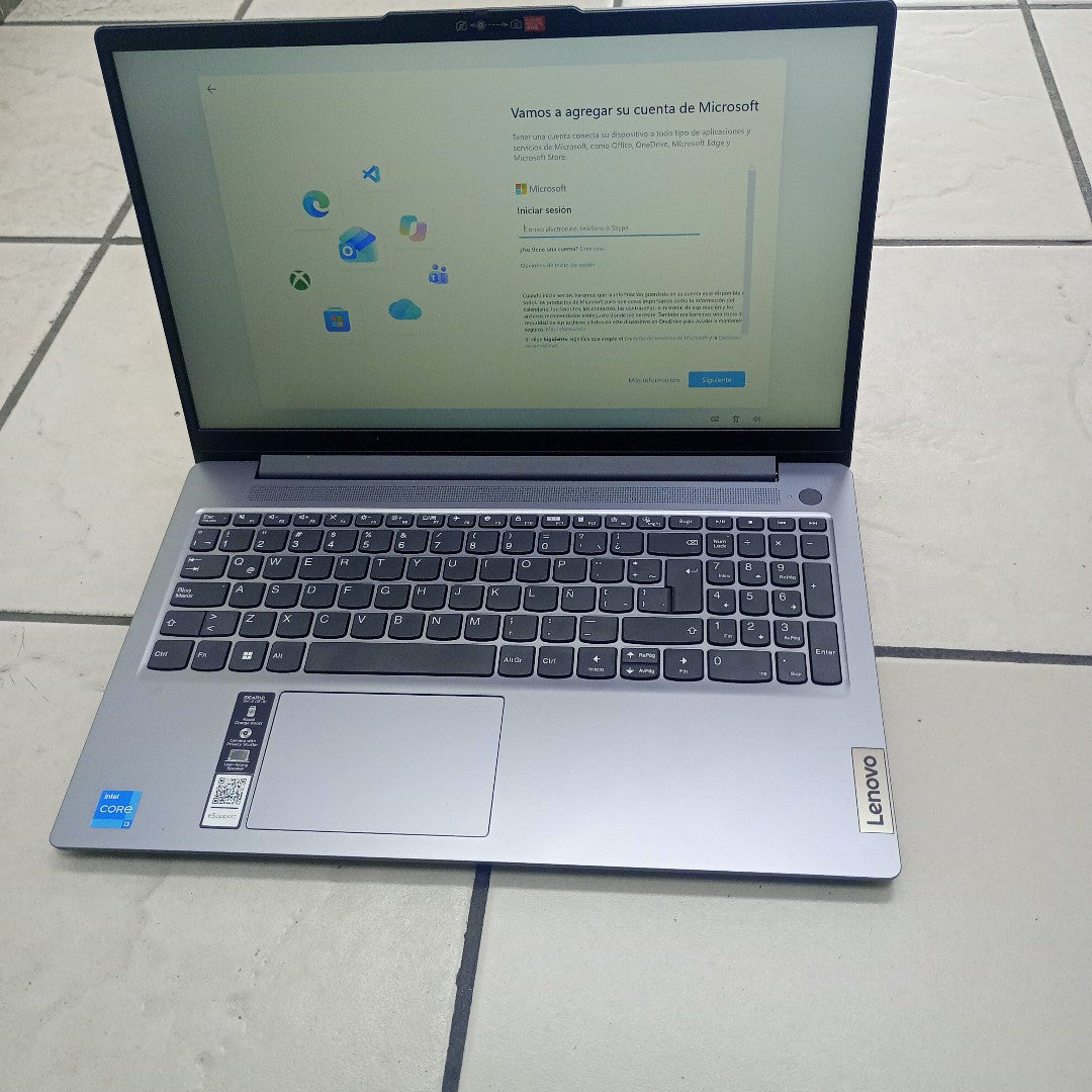 LAPTOP LENOVO IDEAPAD SLIM 3 15IRU8 (2026) 512 GB SSD 8 GB RAM (SEMINUEVO)