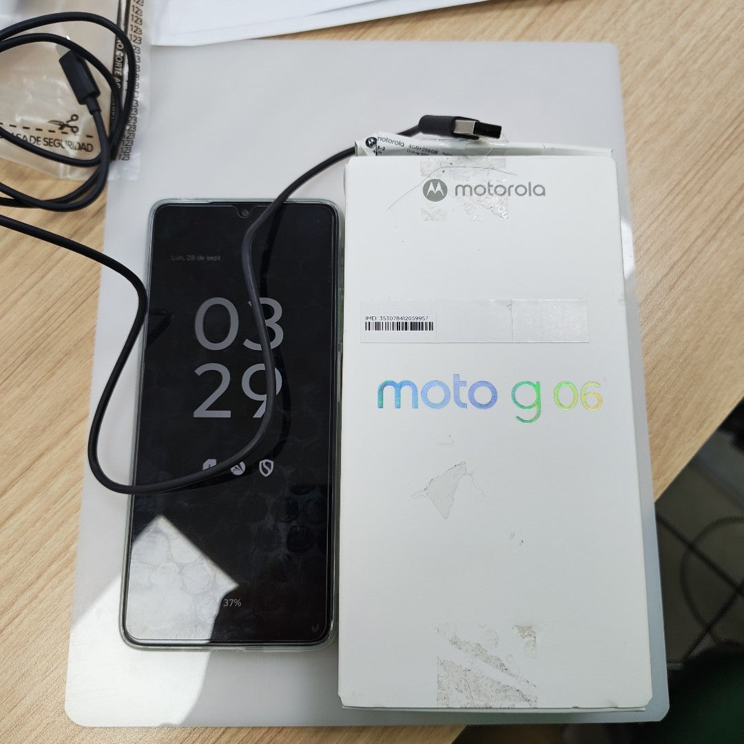 CELULAR MOTOROLA MOTO G06 XT2535-2 (2025) 256 GB 4 GB RAM (SEMINUEVO)