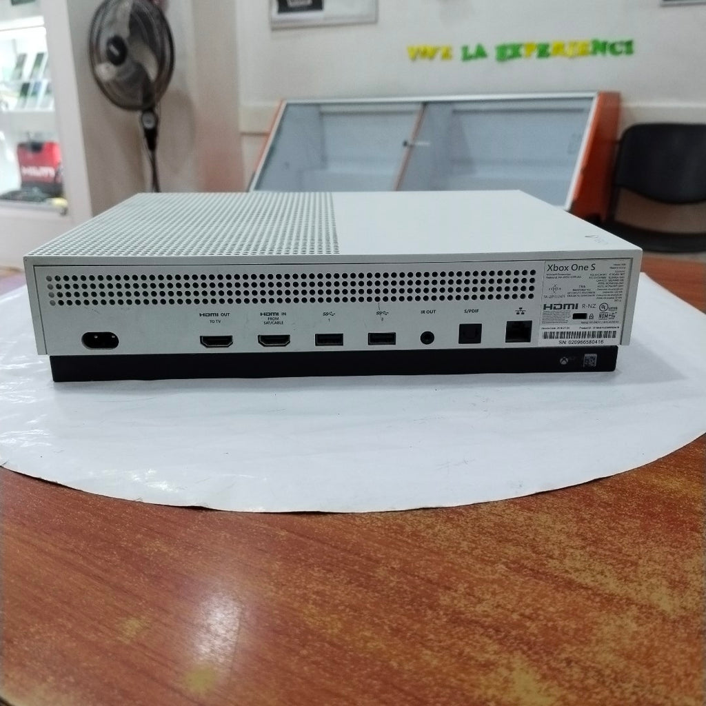 CONSOLA DE VIDEOJUEGO MICROSOFT XBOX ONE S 500 GB (SEMINUEVO)