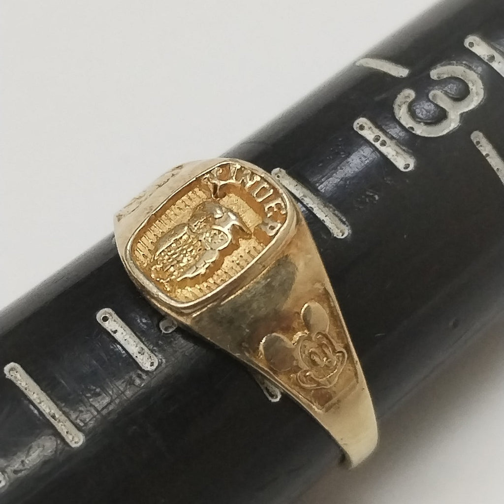 ANILLO DE GRADUACIÓN ORO 10 K 1.3 GRMS (SEMINUEVO)
