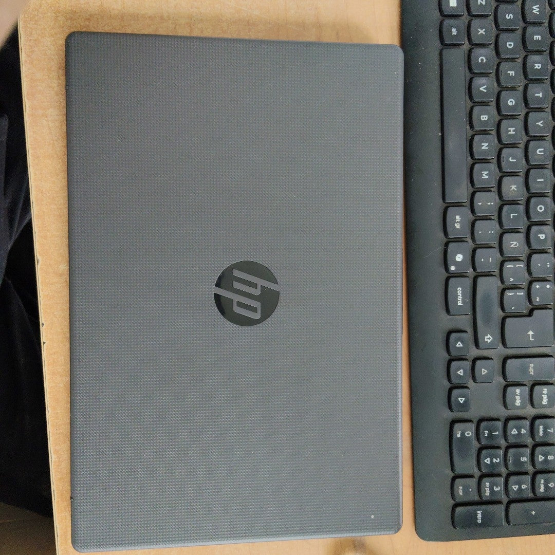 LAPTOP HP 245 G10 (2025) 256 GB SSD 8 GB RAM (SEMINUEVO)