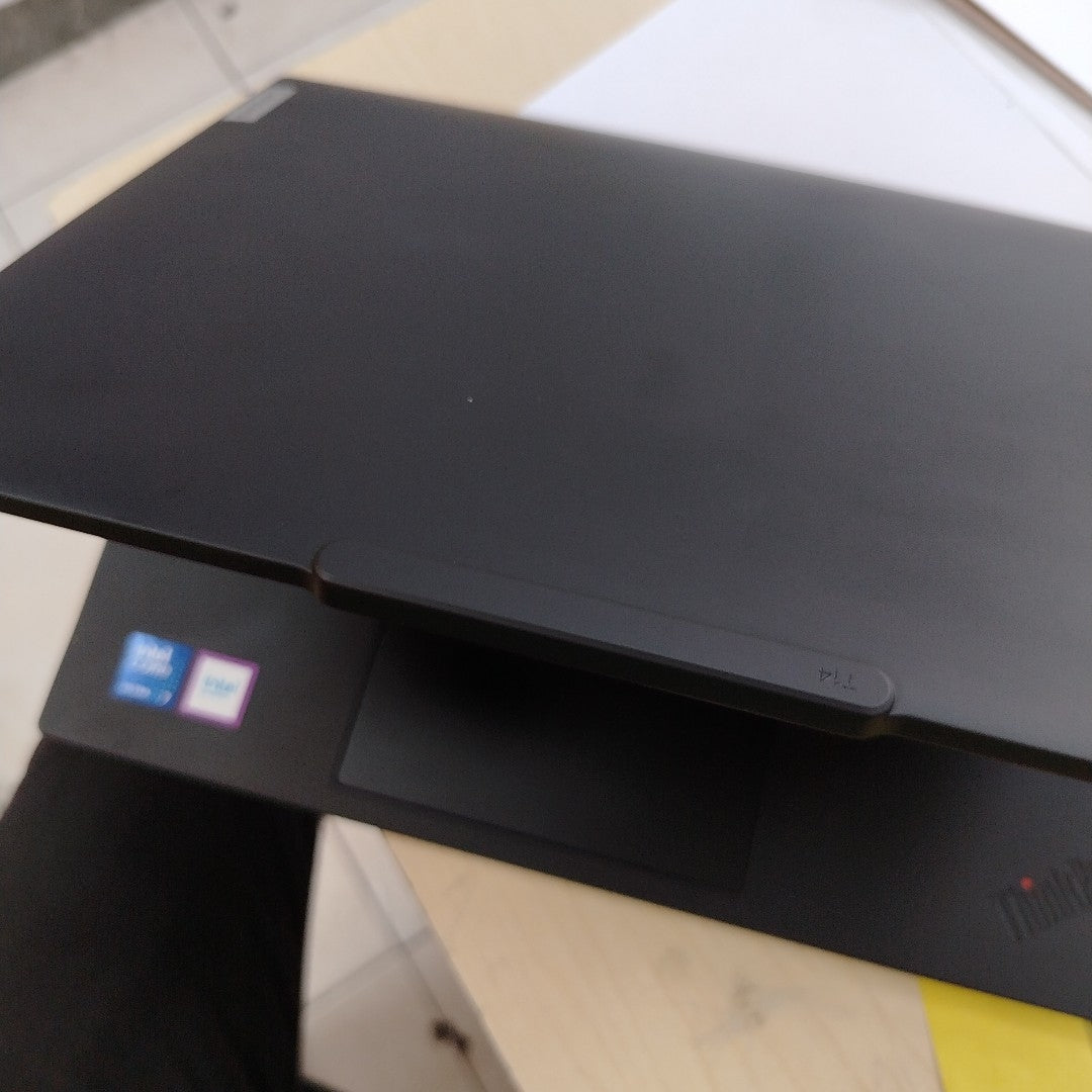 LAPTOP LENOVO THINKPAD T14 GEN 5 (2025) 1 TB SSD 16 GB RAM (SEMINUEVO)