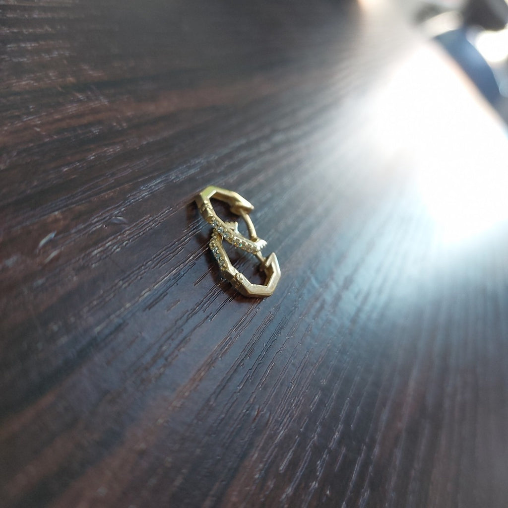 ARETES HUGIES C CIRCONIAS 14K 1.5 GR (NUEVO)