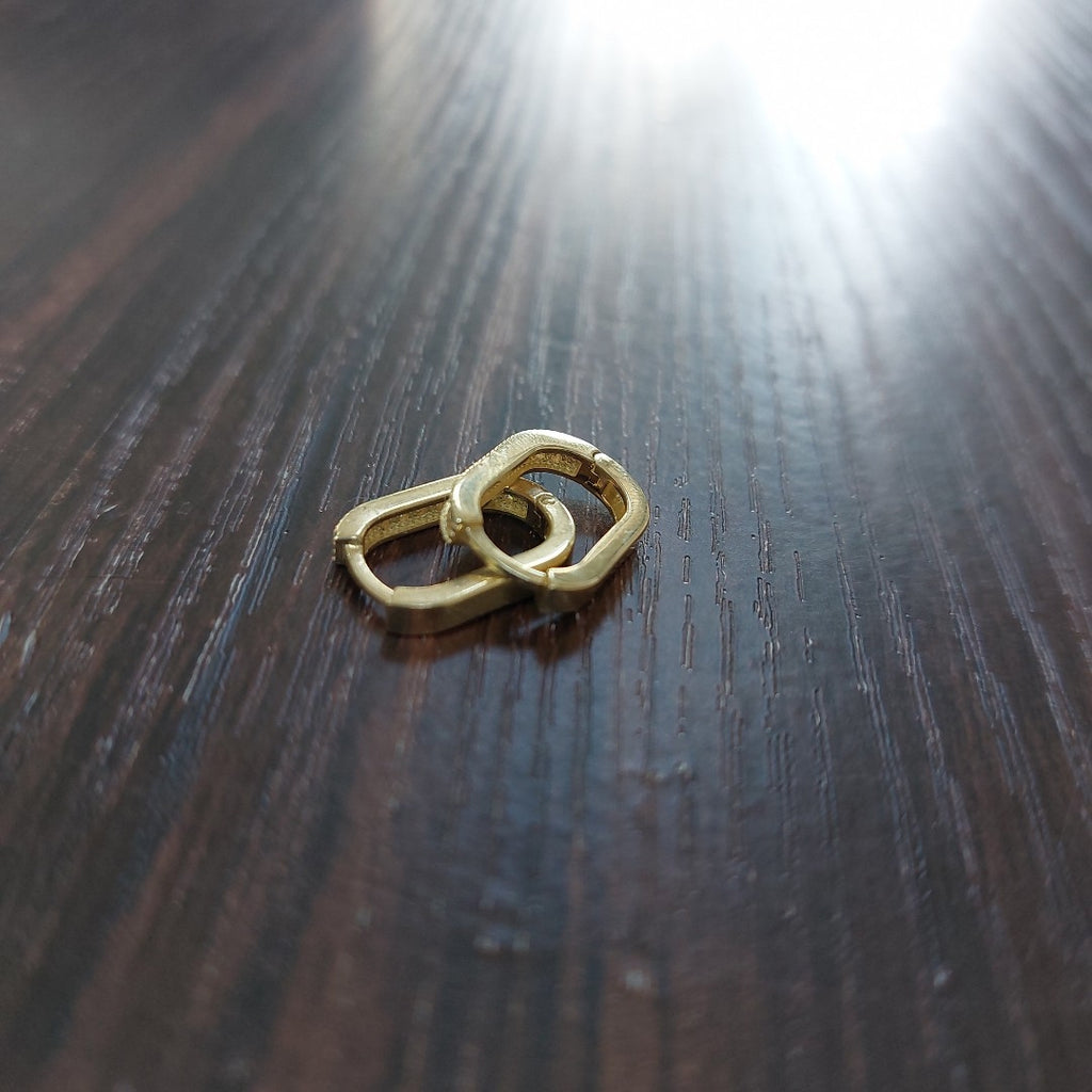 ARETES HUGGIES OVALADA C CIRCONIAS 14K 2.5 GR (NUEVO)