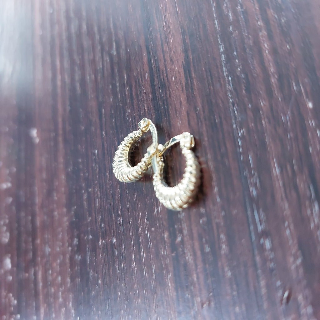 ARETES ARRACADA ESTRIADAS 14K 1.1 GR (NUEVO)